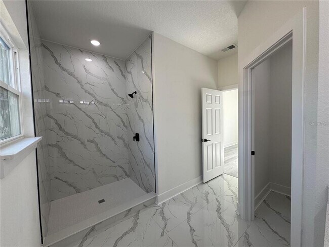 Building Photo - 702 Marion Oaks Manor