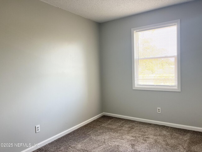 Building Photo - 5523 Cabot Dr N