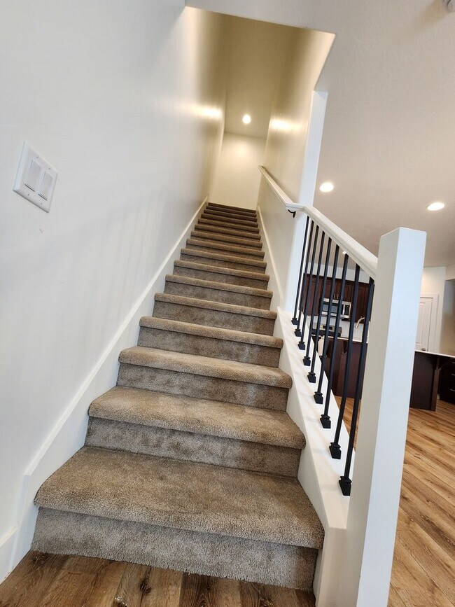 Building Photo - Beautiful Modern Townhome with Spacious La...