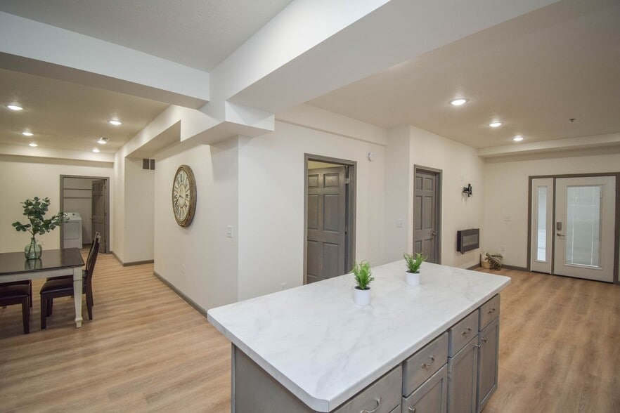 Building Photo - 7446 S Louise Ave