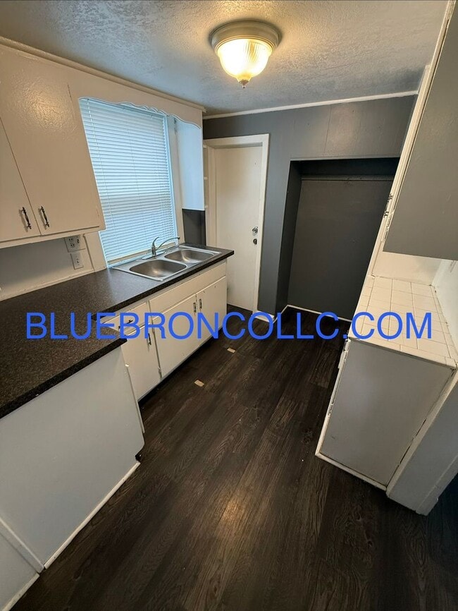 Building Photo - Newly renovated Cute 2 bedroom 1 bathroom home.