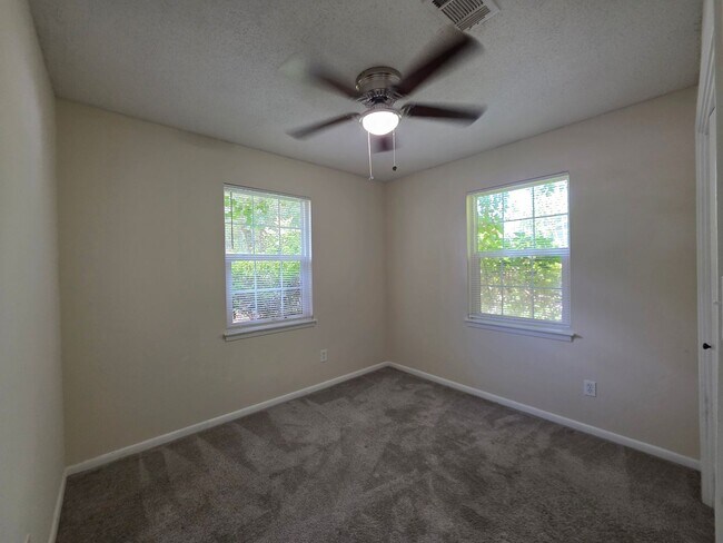 Building Photo - Nicely updated 3BR/1.5BA with fenced in ba...