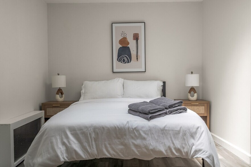 Building Photo - 218 E 104th St