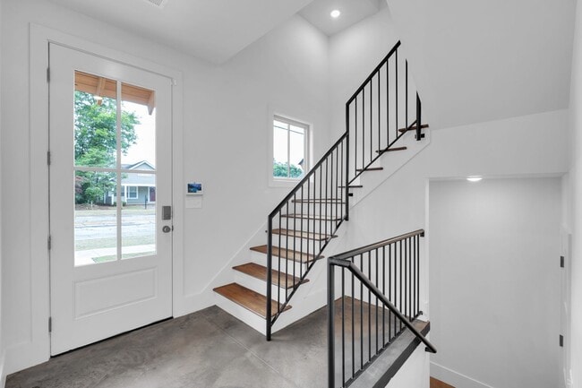 Building Photo - Spacious and Bright Bohemian Cottage Downtown Greenville - Available Now!