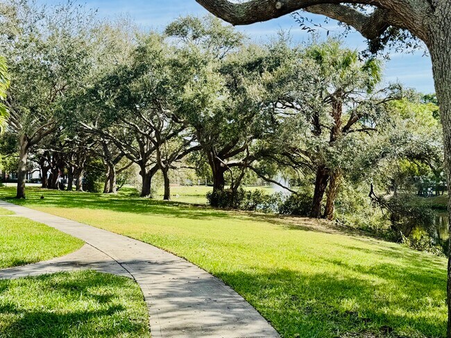 Building Photo - 2036 Alta Meadows Ln