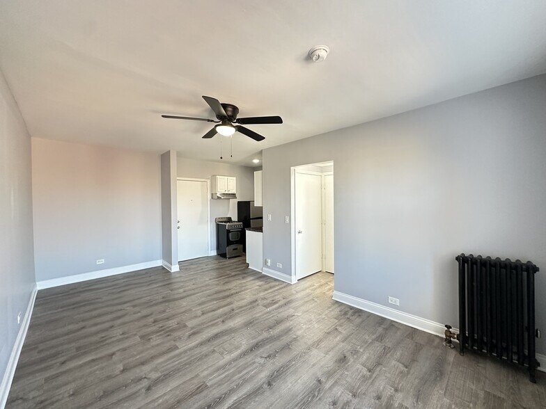 Building Photo - 4027 N Kenmore Ave