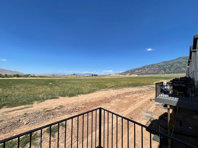 Building Photo - 3-Bedroom Townhome in Santaquin!