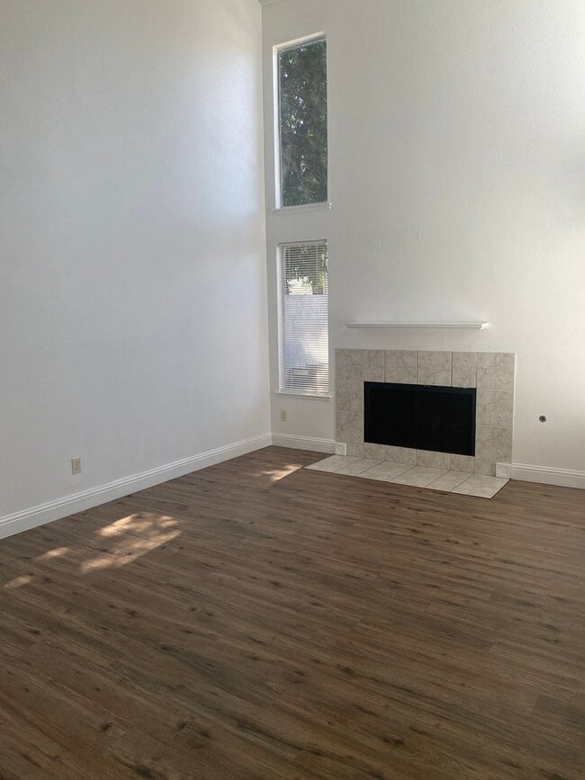 Building Photo - Sutter Townhouses