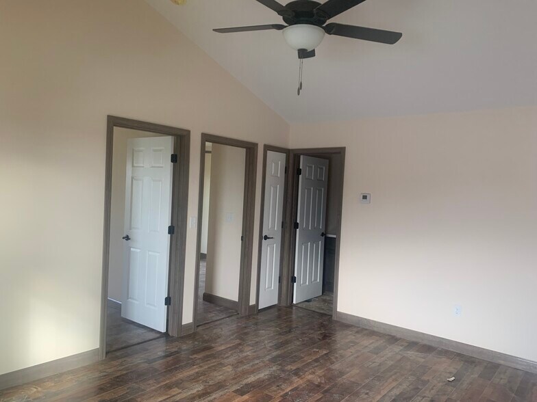 Building Photo - 3609 Justine Dr