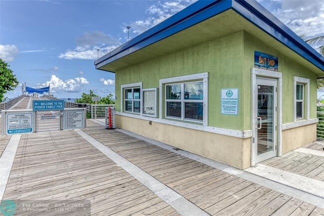 Building Photo - 2601 Bay Dr