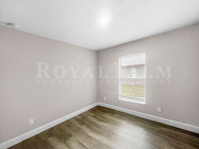 Building Photo - 4BR/2BA Home with High Ceilings, Garage & Large Kitchen Island