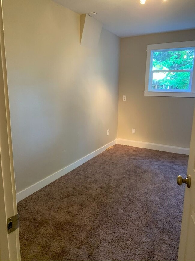 Building Photo - Large Four Bedroom House in Newberg