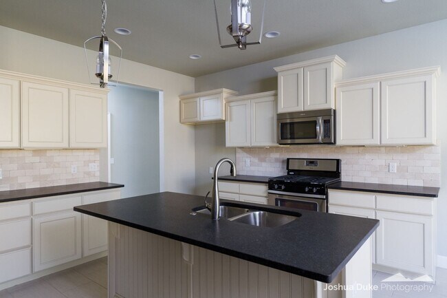 Building Photo - 3 bedroom 2 bath modern style home minutes from I-49 and Fayetteville access !!