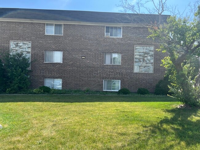 Building Photo - 215 Hale St