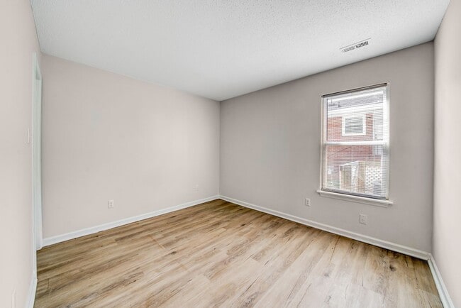Building Photo - 337 Railroad St