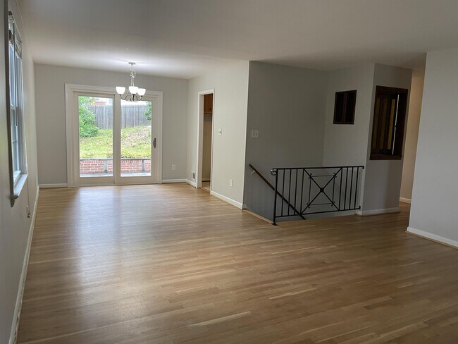 Building Photo - 810 Loxford Terrace