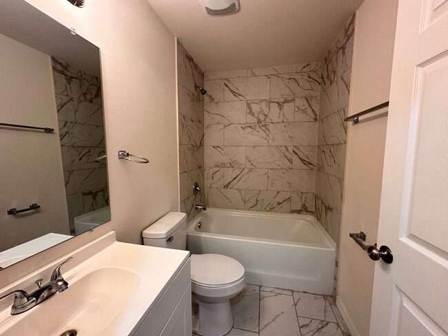 Building Photo - 528 SE 4th Terrace