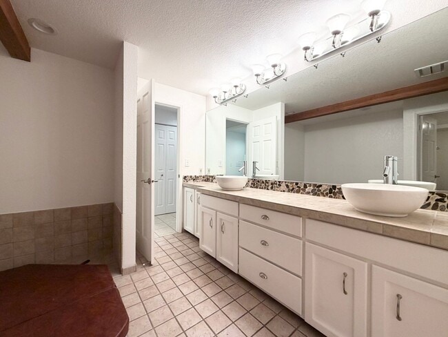 Building Photo - 3695 Sqft. Redondo home near Puget Sound!