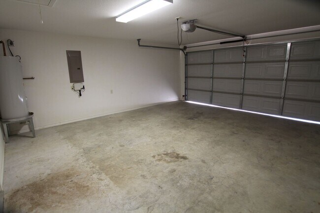 Building Photo - Gorgeous 4 Bedroom Home in The Ranch Subdivision- Flint!
