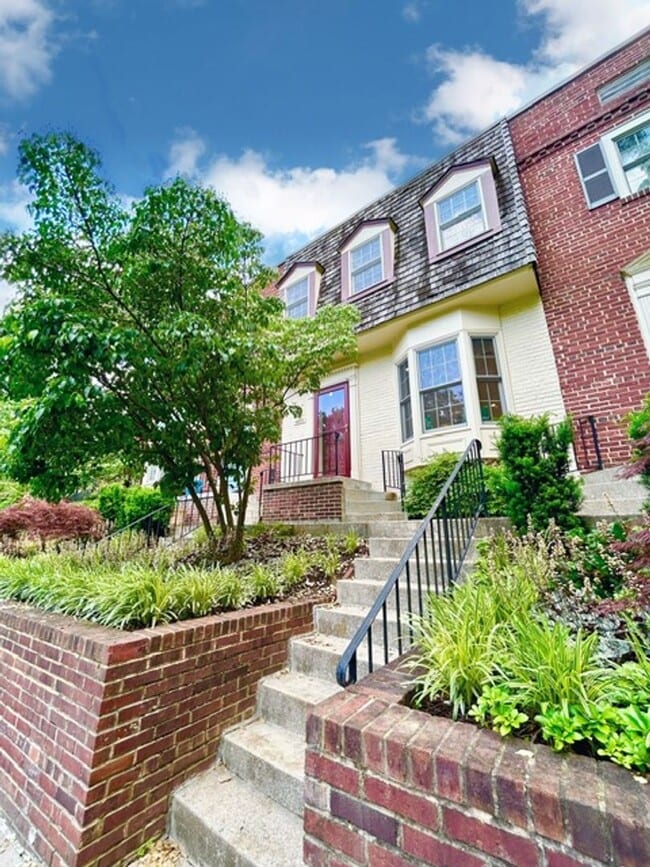 Building Photo - Welcome to DC Living!