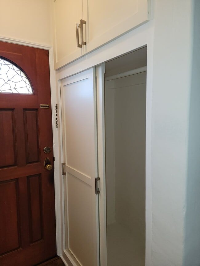 Building Photo - Charming Single Family Home with Spacious ...