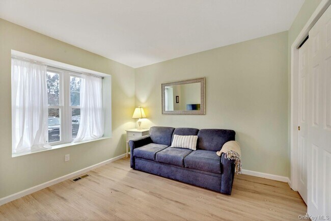 Building Photo - 2555 Youngs Ave