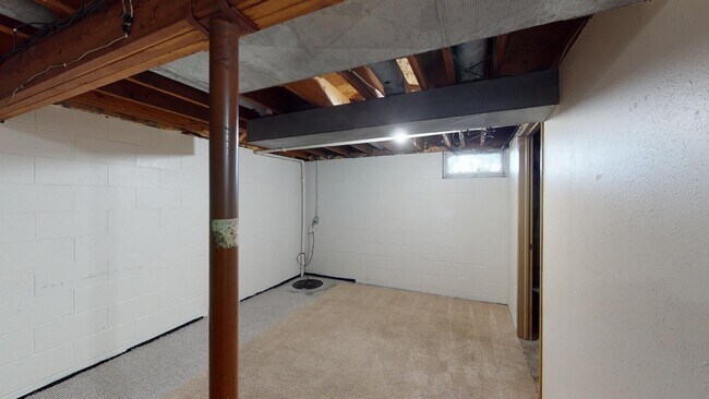 Building Photo - Great Duplex on Campus