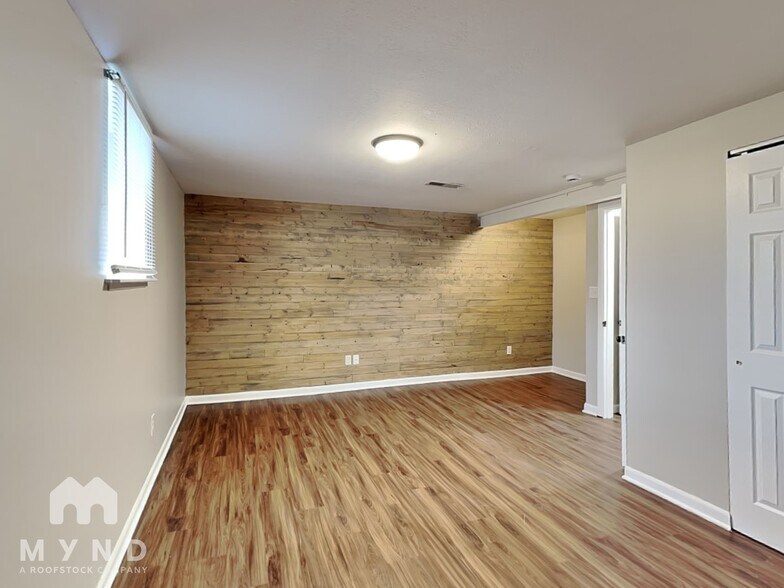 Building Photo - 2911 N Gresham Rd