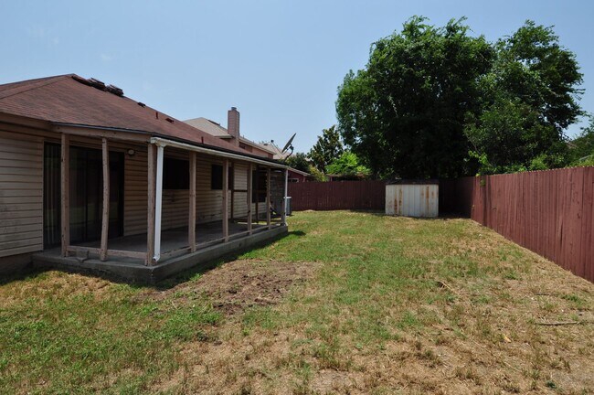 Building Photo - Available NOW! 4 bedrooms, one story, Grea...