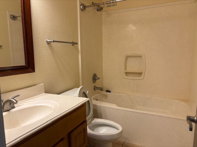 Building Photo - 532 Valparaiso Pkwy