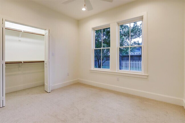Building Photo - 138 Lakeview Dr