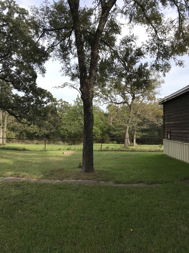 Building Photo - Huge Mobile home on approx. 1 acre of land