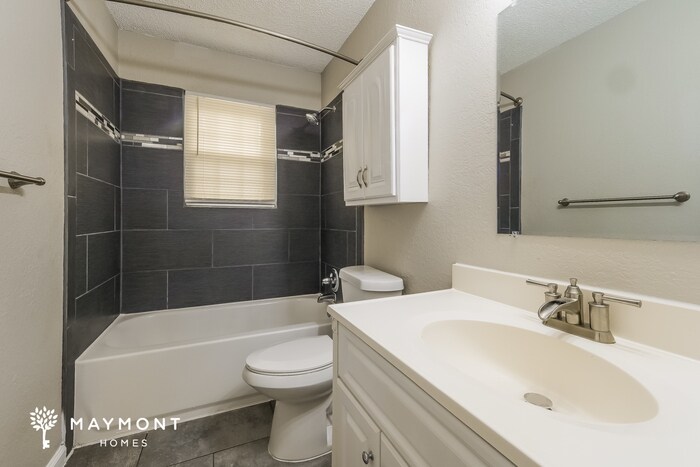 Building Photo - 313 NE Lakeview Dr