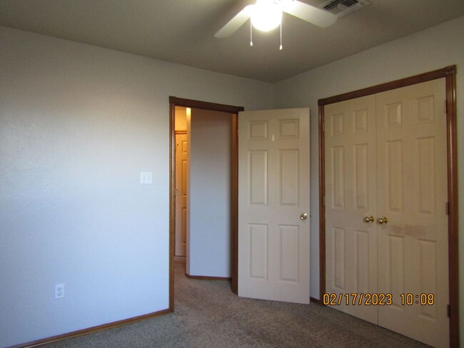 Building Photo - Crown Pointe Area!! PETS ARE NEGOTIABLE WI...