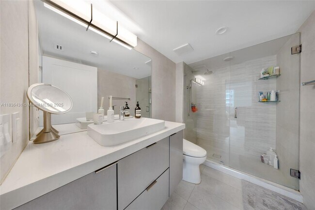 Building Photo - 1155 Brickell Bay Dr