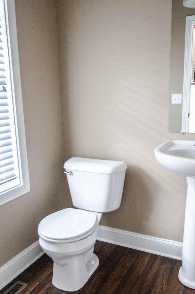 Building Photo - Two Story in Rossview!