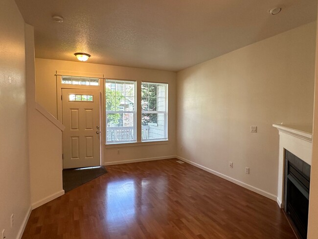 Building Photo - Top Floor 2 Bed, 2 Bath Townhome