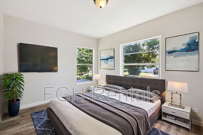 Building Photo - 2215 Hays St