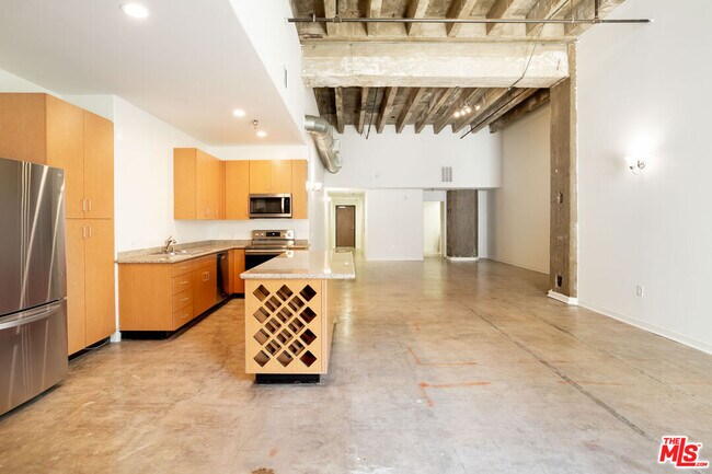 Building Photo - 711 S Olive St