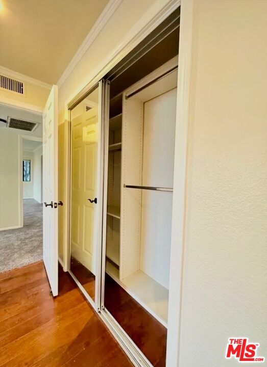 Building Photo - 805 N W Knoll Dr