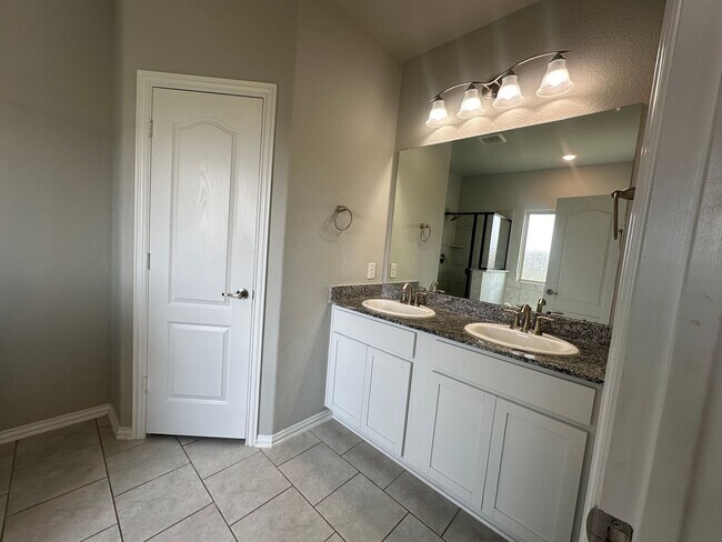 Building Photo - For Lease | 3 Bed, 2 Bath | 1,487 Sq Ft | ...