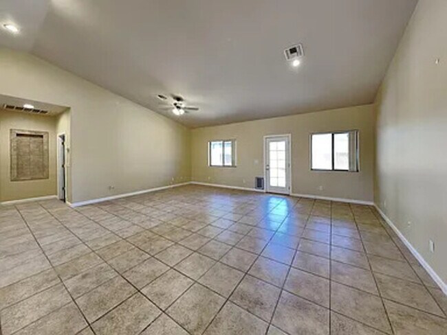 Building Photo - 3002 E Jeanette Ct