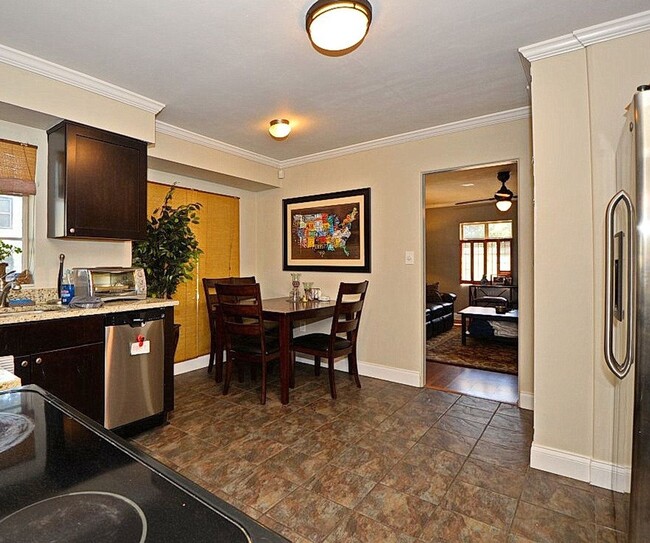 Building Photo - 2 Bedroom, 1 Bath - Lancaster Park /SODO