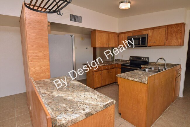 Building Photo - Spacious 3 Bed 2 Bath Eastside Home w/Huge Yard & Fireplace