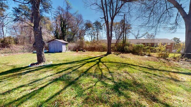 Building Photo - 111 Collins Ave