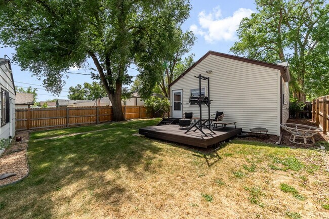 Building Photo - 3BD, 1BA Edgewater Home with Lard Back Yard and 2-Car Garage