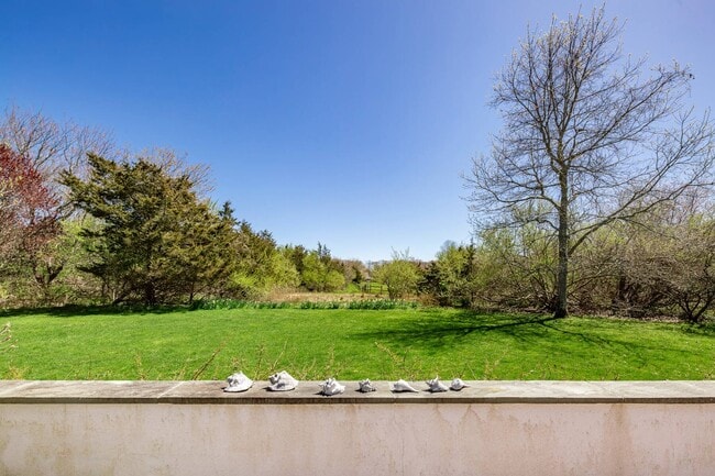 Building Photo - 27 Horseshoe Dr N