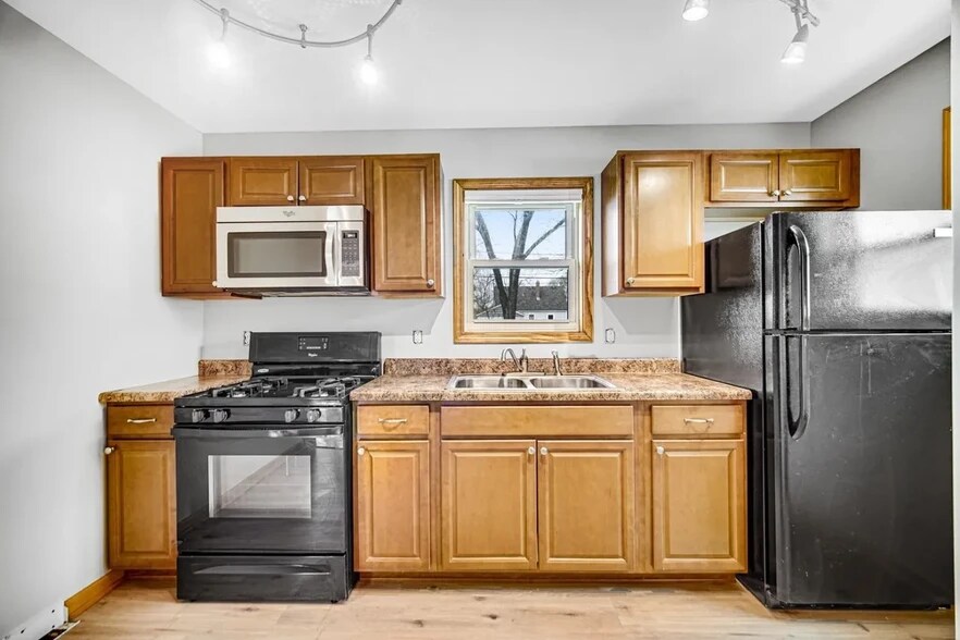 Kitchen - 6806 Ridgeland Ave