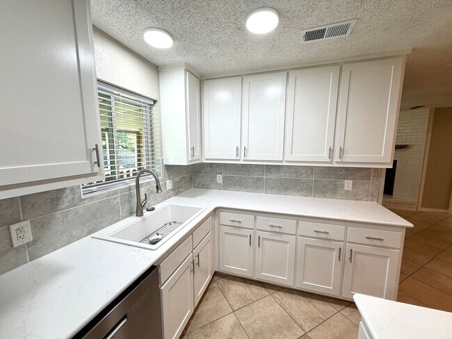 Building Photo - Gorgeous remodeled home in the heart of Cove!!