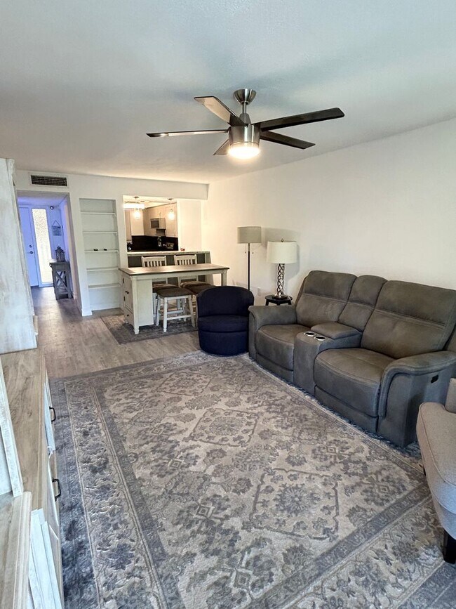 Building Photo - Updated 1 Bed/1.5 Bath Near the Beach! Great Amenities